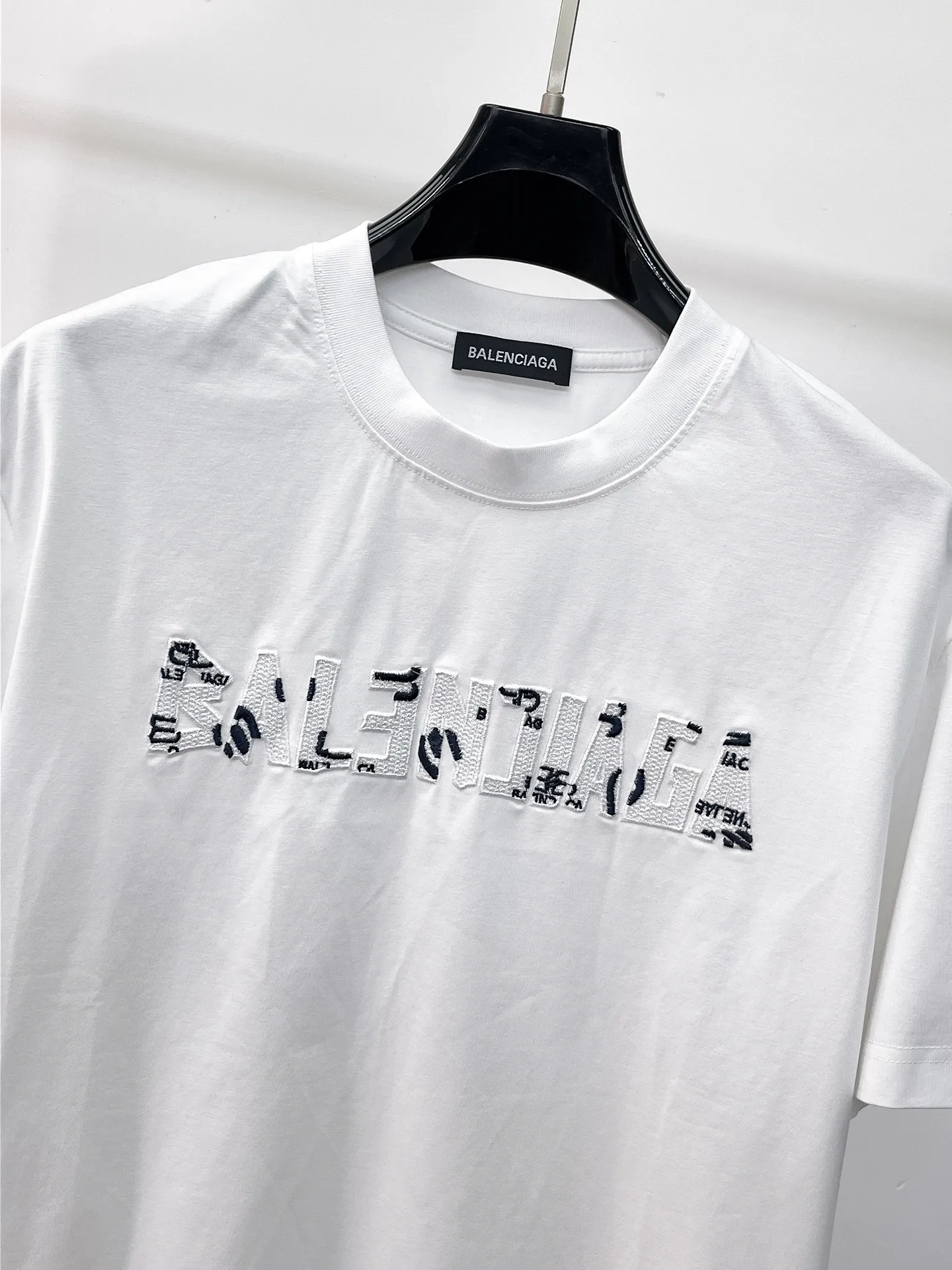 Balenciaga's high-end top-quality products 🐮2026 Spring and Summer New Arrival first counter, the latest New Arrival short-sleeved round neck T-shirt, Premium customized design, avant-garde and fashionable! Brand logo heavy craftsmanship design Premium customized 260g fabric. Soft to the touch. Comfortable to wear. Counter-level exquisite stitching. Fine workmanship. The upper body effect is incomparably handsome! A must-have item for men and women with the same style! Sizes: S~XXL When placing an order, please state your height and weight. The maximum wearing size is 210 pounds (one size larger)